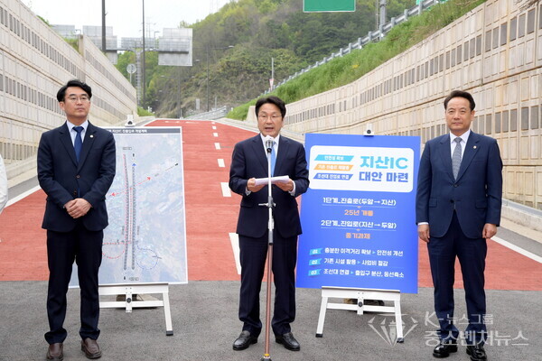 좌측-김재식 동구의회 의장, 중앙-강기정 광주광역시장, 우측-임택 동구청장 좌측-김재식 동구의회 의장, 중앙-강기정 광주광역시장, 우측-임택 동구청장