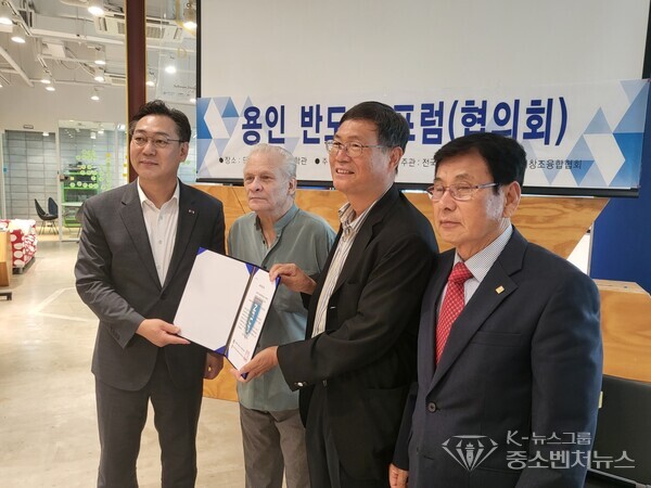좌측-대통령실 김대남 박사, 우측2번째-글로벌대학 정창덕 총장과 참석자들과 기념촬영 좌측-대통령실 김대남 박사, 우측2번째-글로벌대학 정창덕 총장과 참석자들과 기념촬영