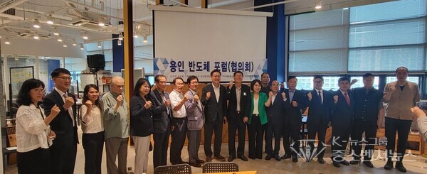 글로벌대학 정창덕총장/반도체포럼 추진위원장과 행사후 기념촬영 글로벌대학 정창덕총장/반도체포럼 추진위원장과 행사후 기념촬영