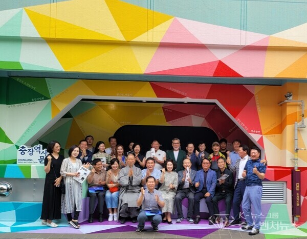 [충장수요카페지기 오방용 회장과 회원과 주민등 참여자들과 기념촬영]