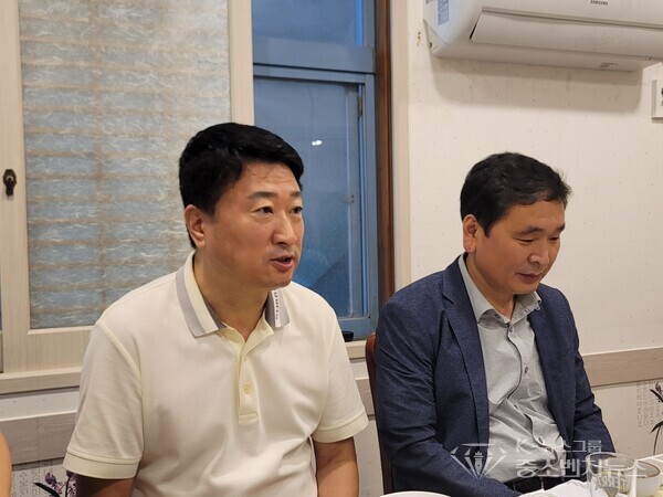 좌측-광주 동구 충장수요카페지기 - 오방용 회장, 우측-충장동-김병철 동장
