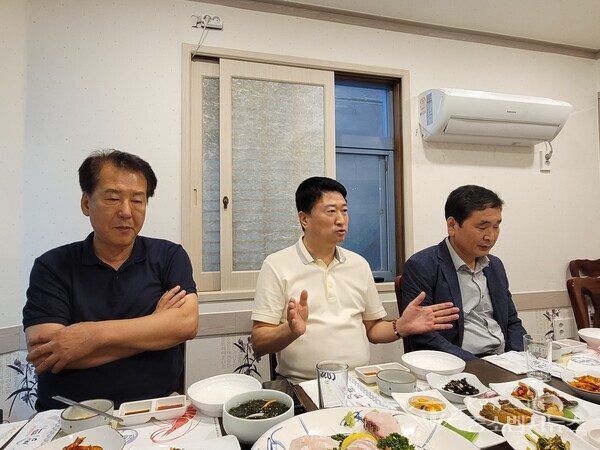중앙-광주 동구 충장수요카페지기 오방용 회장 운영위원들에게 인사말씀