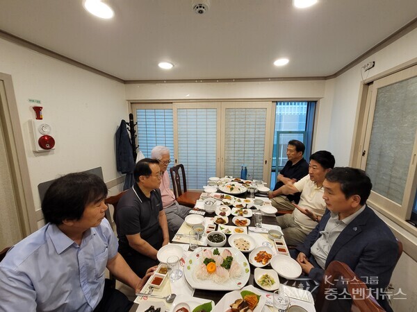 좌측-광주 동구 충장수요카페지기 오방용 회장과 김병철 동장을 비롯한 운영위원들과 진지한 회의모습