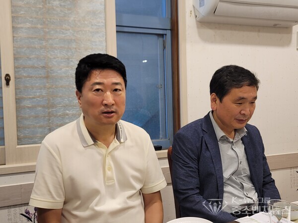 좌측-광주 동구 충장수요카페지기 - 오방용 회장, 우측-충장동-김병철 동장