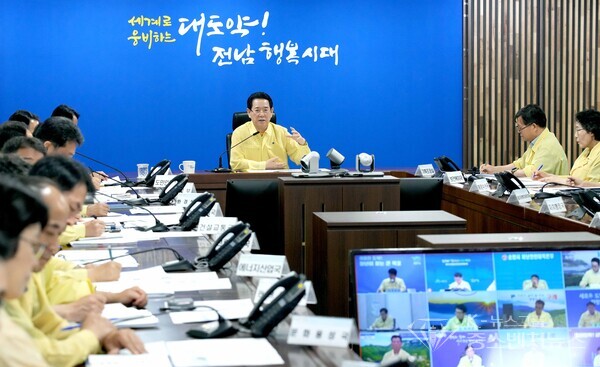 김영록 전라남도 도지사 호우 대비 긴급 재난 대책회의 주재 모습 ▲ 김영록 전라남도 도지사 호우 대비 긴급 재난 대책회의 주재 모습 ▲