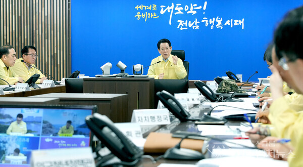 김영록 전라남도지사가 22일 오후 도청 재난종합상황실에서 영상으로 연결된 시군 부군수 및 실국장들이 참석한 가운데 호우 대비 재난대책회의를 주재하고 있다. 김영록 전라남도지사가 22일 오후 도청 재난종합상황실에서 영상으로 연결된 시군 부군수 및 실국장들이 참석한 가운데 호우 대비 재난대책회의를 주재하고 있다.