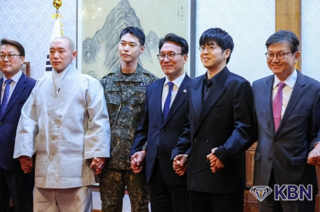 김민석 국무총리가 23일 삼청동 총리서울공관에서 열린 생명대사 및 천명수호처 만찬간담회를 주재하고 있다.