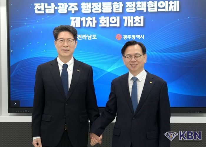 고광완 광주광역시장 권한대행과 황기연 전라남도지사 권한대행이 지난 24일 오후 나주혁신도시 복합혁신센터에서 열린 광주·전남 정책협의체 제1차회의에 앞서 손을 맞잡고 있다. /광주광역시 제공