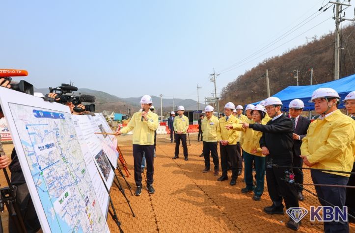 김민석 국무총리가 27일 지난해 교량 붕괴사고로 사상자가 발생했던 세종-안성고속도로 청용천교 건설 현장을 방문, 복구 현황과 안전관리 실태 등을 점검하고 있다.(국무조정실)